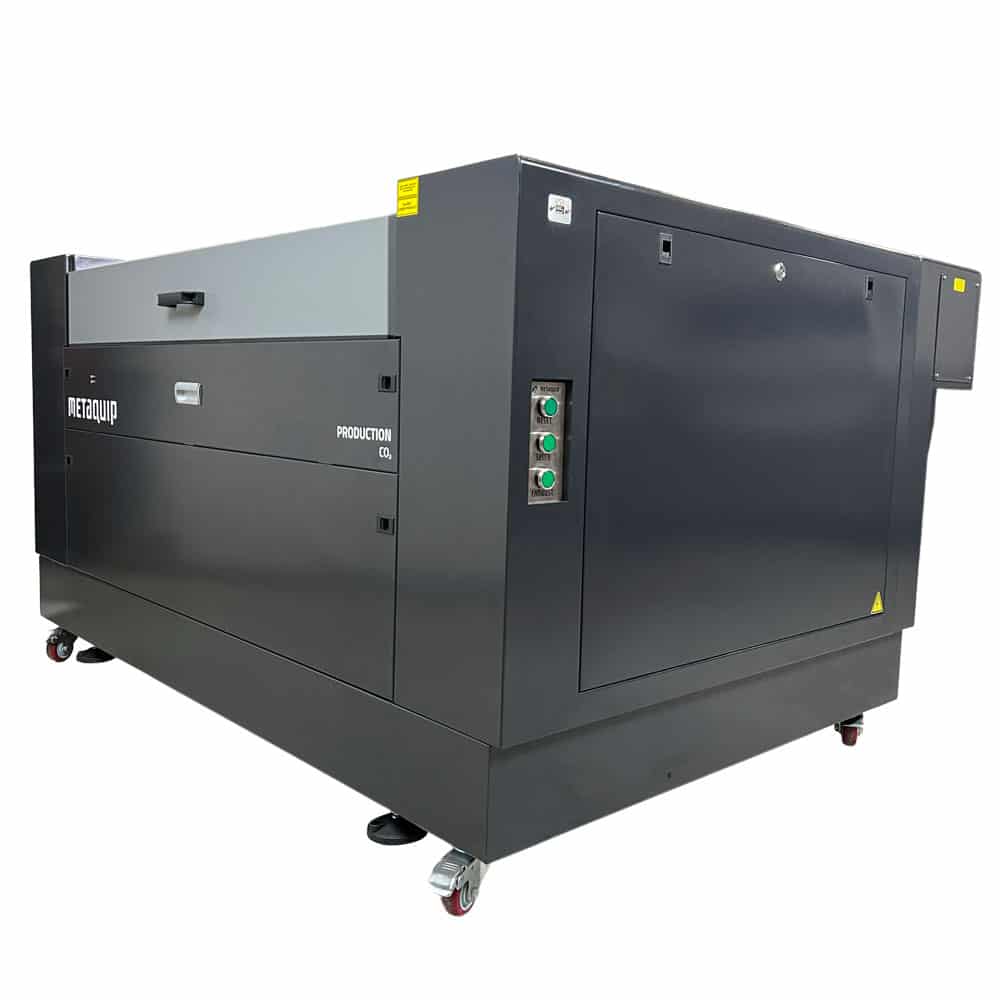 Dispositivo laser CO2 per l'incisione e il taglio di un gran numero di materiali.