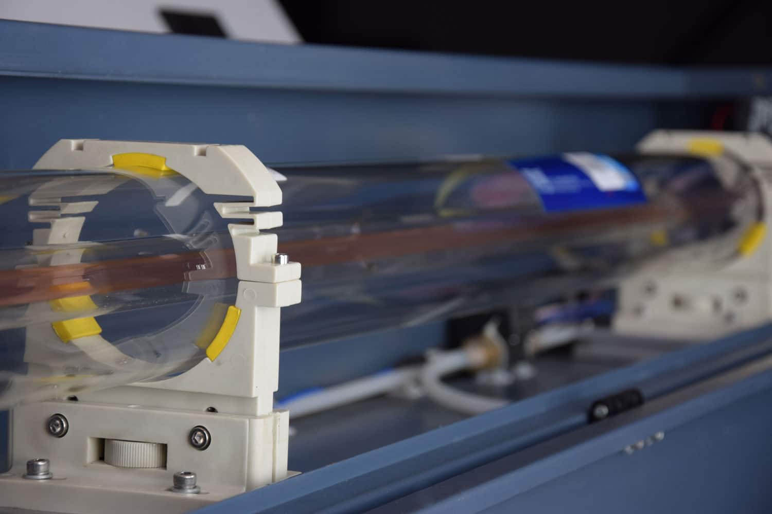 Tubo laser a CO2 in vetro in una macchina laser a CO2