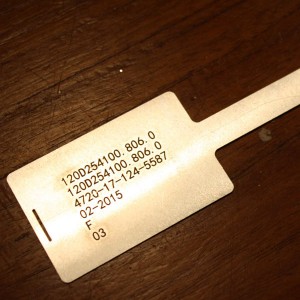 Incisione laser di targhette in alluminio con laser a fibra