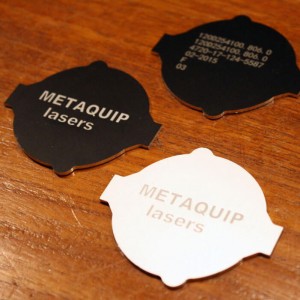 Incisione laser di alluminio anodizzato con laser fibra o laser CO2