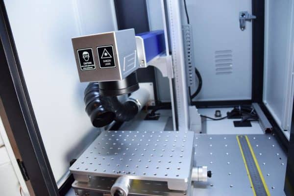 Laser in fibra ad armadio chiuso all'interno