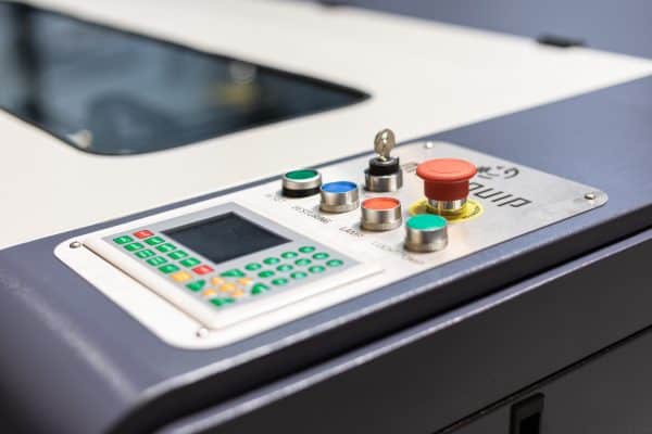 MQ1390C CO2 ad alta potenza Combi Metallo Legno Plastica Taglio laser Operazione Primo piano
