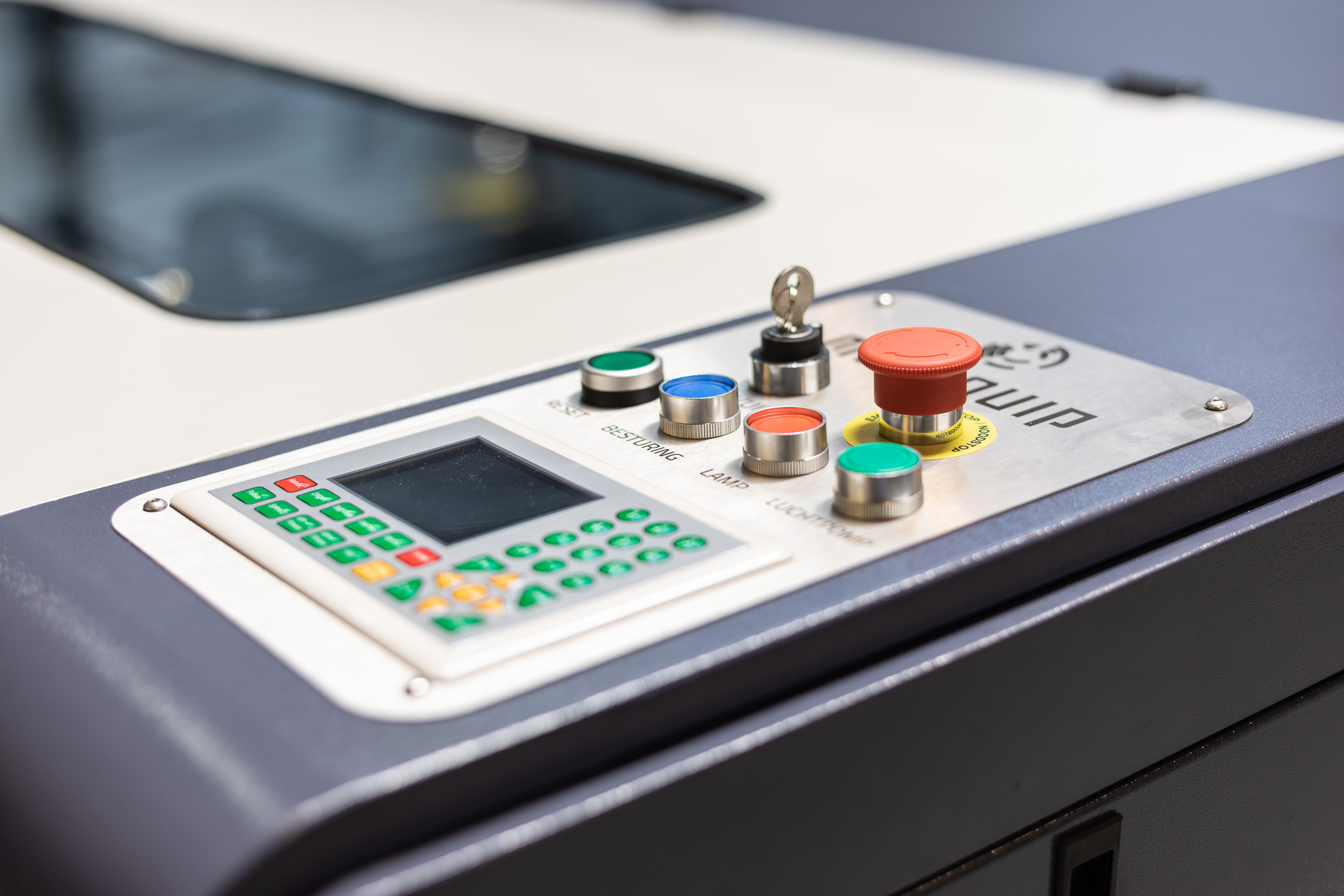 MQ1390C CO2 ad alta potenza Combi Metallo Legno Plastica Taglio laser Operazione Primo piano