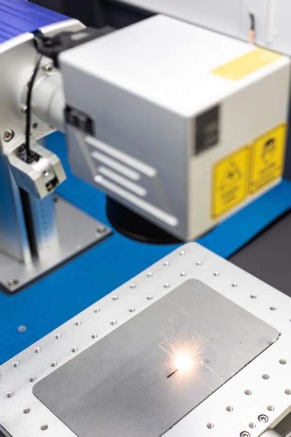 Primo piano della macchina per incisione laser a fibra XL