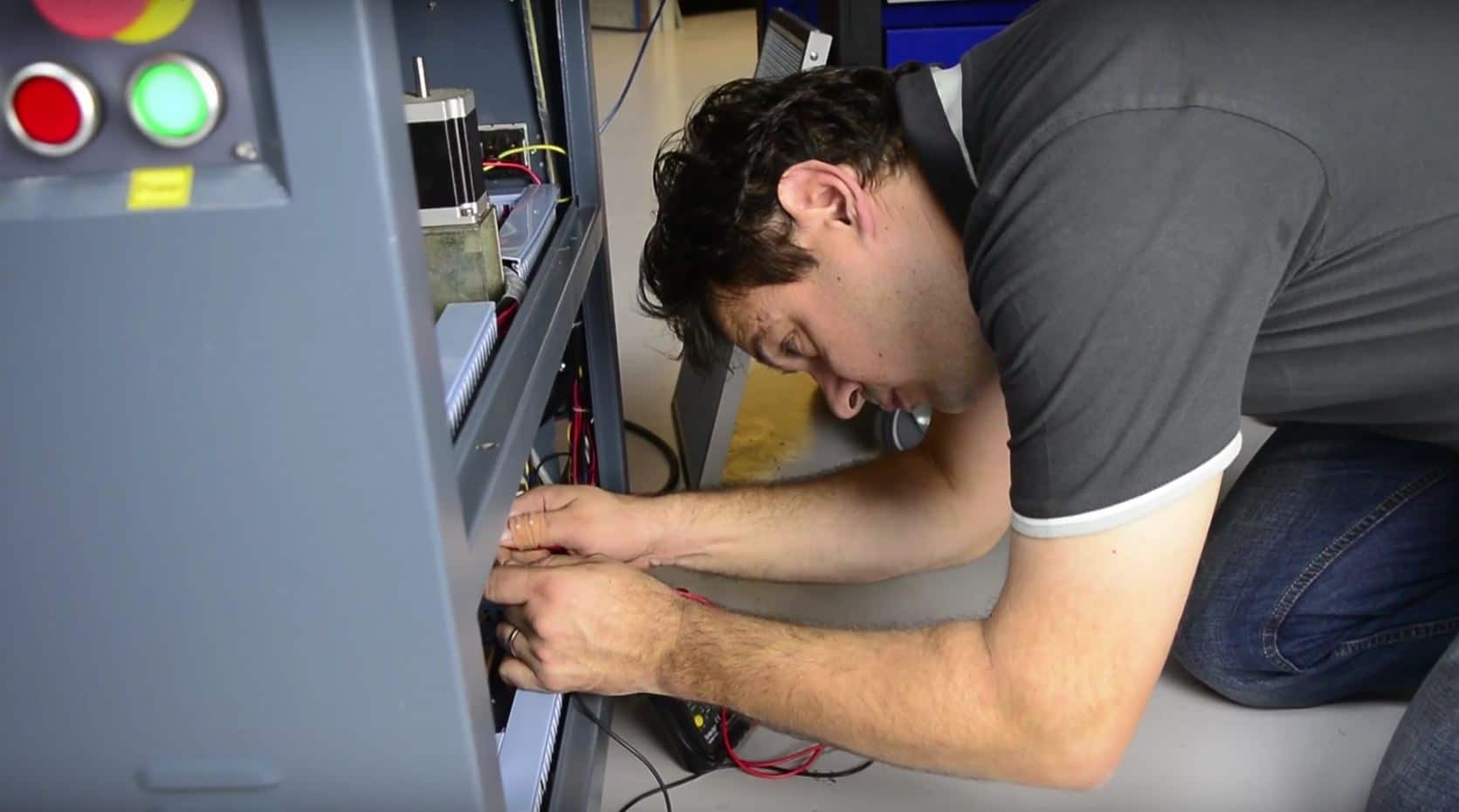Manutenzione delle macchine laser effettuata da un tecnico dell'assistenza MetaQuip.