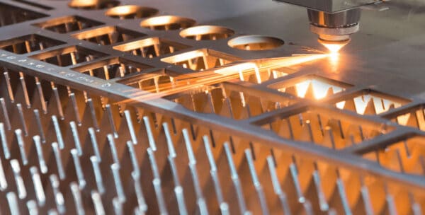 taglio laser di materiale in lamiera piana