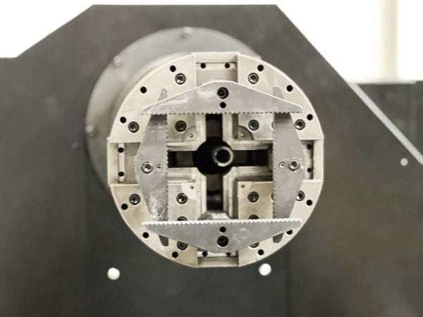 Primo piano della pinza della taglierina del laser del tubo