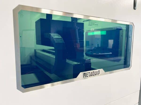 Taglio laser in fibra metallica MQ FC6060 vista attraverso la finestra