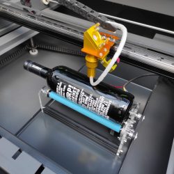 Incisione laser di oggetti tondi, cilindrici e conici - macchina laser a modulo rotante