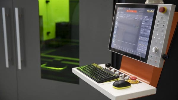 Operazione di taglio laser in metallo