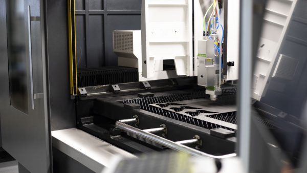 Piano di lavoro con taglierina laser in metallo