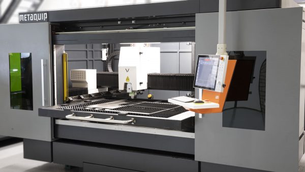 Primo piano di taglio laser in metallo