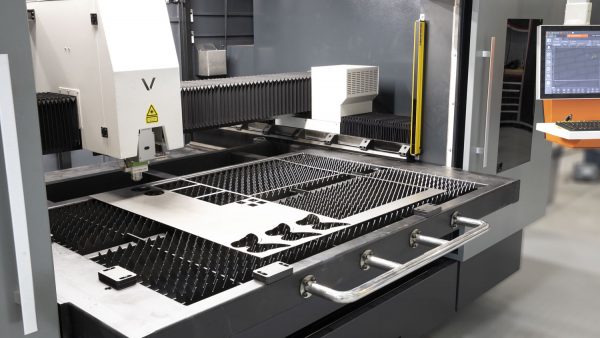 Vassoio estensibile con taglierina laser in metallo
